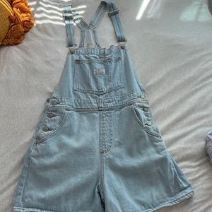 Levi’s light wash denim overalls size medium